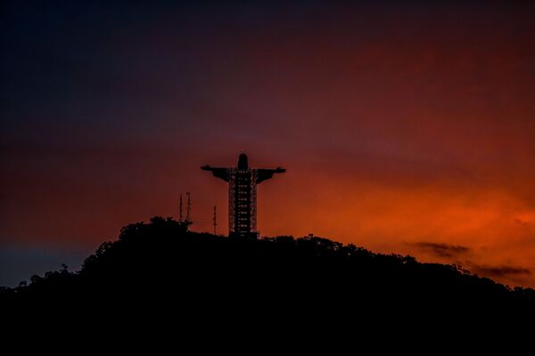 Cristo Protetor contemplando o cair da noite em Encantado, no Brasil - Sputnik Brasil