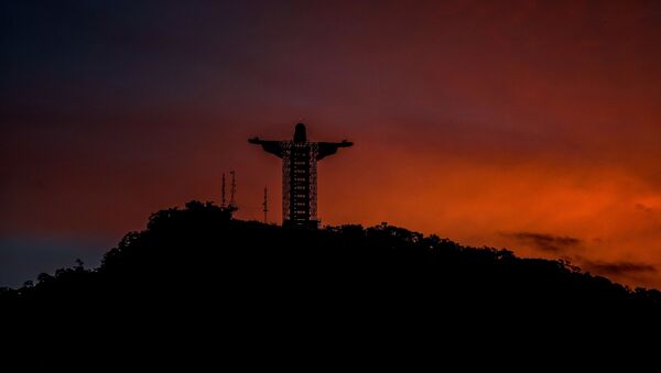 Cristo Protetor contemplando o cair da noite em Encantado, no Brasil - Sputnik Brasil