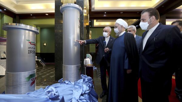 Presidente iraniano, Hassan Rouhani, segundo da direita e chefe da Organização de Energia Atômica do Irã, Ali Akbar Salehi, visitam usina nuclear iraniana em Teerã, 11 de abril de 2021 - Sputnik Brasil