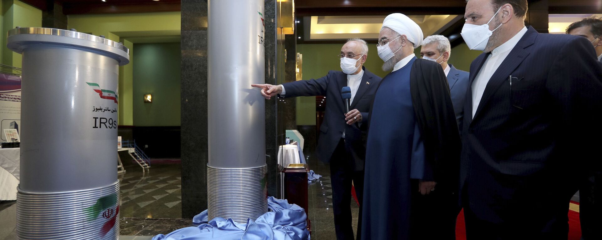 Presidente iraniano, Hassan Rouhani, segundo da direita e chefe da Organização de Energia Atômica do Irã, Ali Akbar Salehi, visitam usina nuclear iraniana em Teerã, 11 de abril de 2021 - Sputnik Brasil, 1920, 26.07.2022