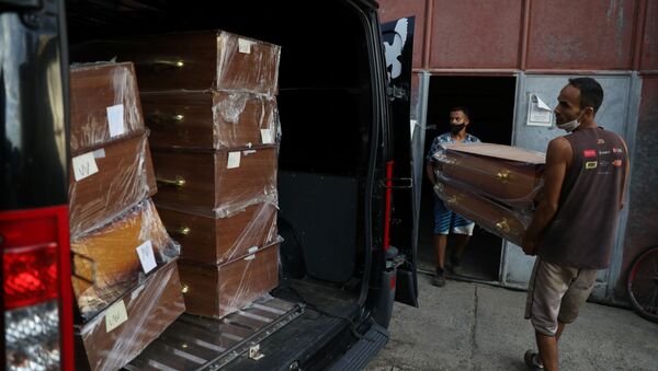 Trabalhadores carregam caixões para um carro funerário na cidade de Nova Iguaçu, Rio de Janeiro, 9 de abril de 2021 - Sputnik Brasil