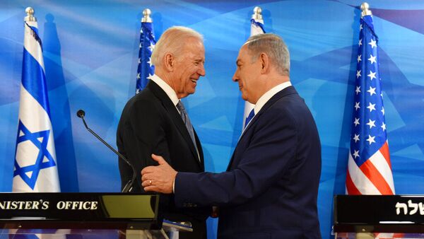 O então vice-presidente dos EUA, Joe Biden, e o primeiro-ministro israelense, Benjamin Netanyahu, apertam as mãos no gabinete do primeiro-ministro em Jerusalém, Israel, 9 de março de 2016 (foto de arquivo) - Sputnik Brasil