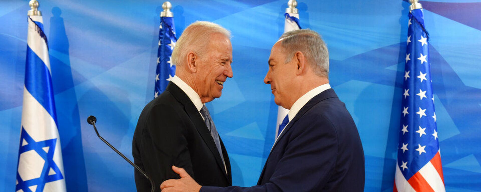 O então vice-presidente dos EUA, Joe Biden, e o primeiro-ministro israelense, Benjamin Netanyahu, apertam as mãos no gabinete do primeiro-ministro em Jerusalém, Israel, 9 de março de 2016 (foto de arquivo) - Sputnik Brasil, 1920, 15.11.2023