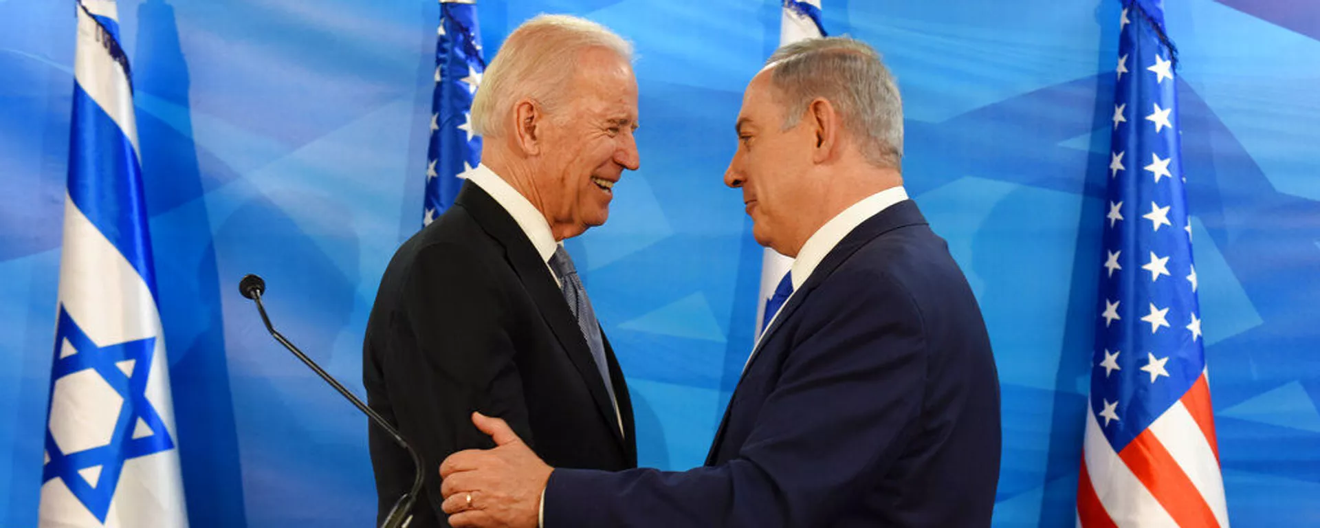 O então vice-presidente dos EUA, Joe Biden, e o primeiro-ministro israelense, Benjamin Netanyahu, apertam as mãos no gabinete do primeiro-ministro em Jerusalém. Israel, 9 de março de 2016 (foto de arquivo) - Sputnik Brasil, 1920, 30.11.2023