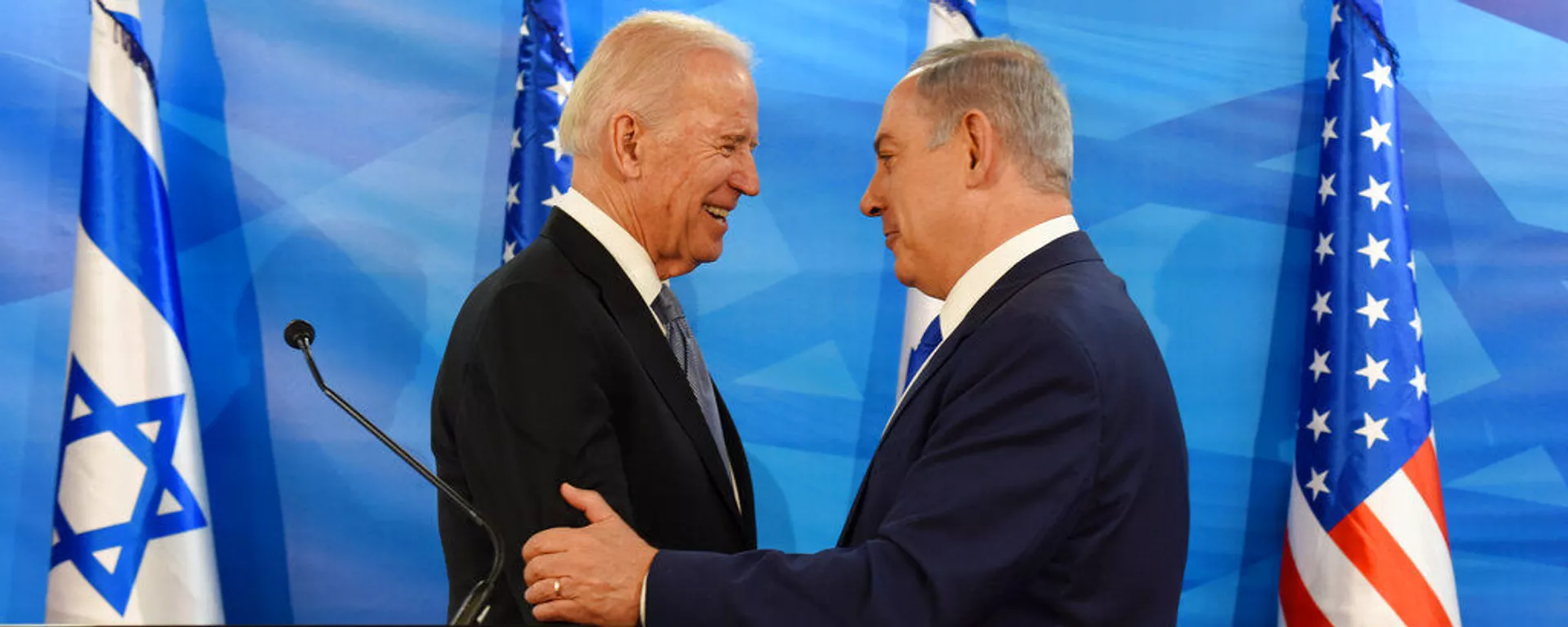 O então vice-presidente dos EUA, Joe Biden, e o primeiro-ministro israelense, Benjamin Netanyahu, apertam as mãos no gabinete do primeiro-ministro em Jerusalém, Israel, 9 de março de 2016 (foto de arquivo) - Sputnik Brasil, 1920, 29.03.2024