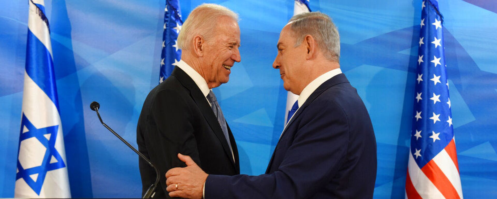 O então vice-presidente dos EUA, Joe Biden, e o primeiro-ministro israelense, Benjamin Netanyahu, apertam as mãos no gabinete do primeiro-ministro em Jerusalém. Israel, 9 de março de 2016 (foto de arquivo) - Sputnik Brasil, 1920, 30.11.2023