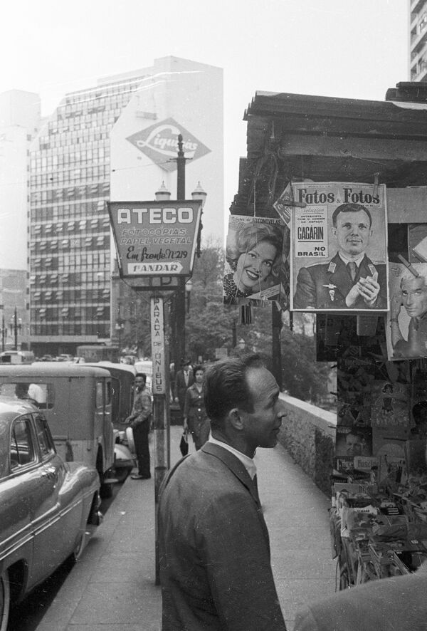 Viagem do cosmonauta Yuri Gagarin ao Brasil no âmbito de turnê pelas Américas. Cartazes com fotos do primeiro cosmonauta são expostos nas ruas de São Paulo, 29 de julho de 1961 - Sputnik Brasil