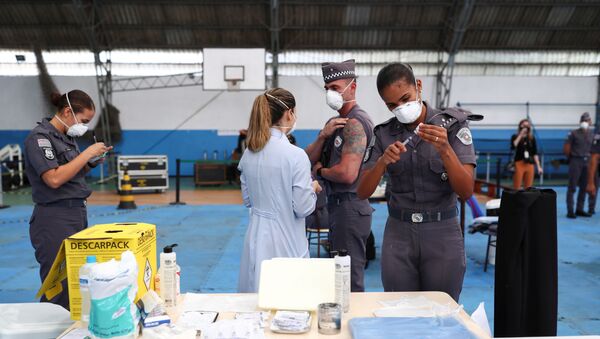 Profissional de saúde da polícia prepara uma dose da vacina da AstraZeneca contra a COVID-19 no primeiro dia de vacinação do governo estadual para policiais, São Paulo, Brasil, 5 de abril de 2021 - Sputnik Brasil