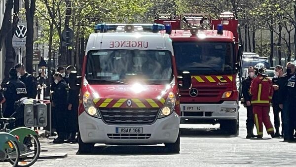 Situação em frente ao hospital Henri-Dunant, em Paris, depois que duas pessoas foram feridas à bala, em 12 de abril de 2021 - Sputnik Brasil