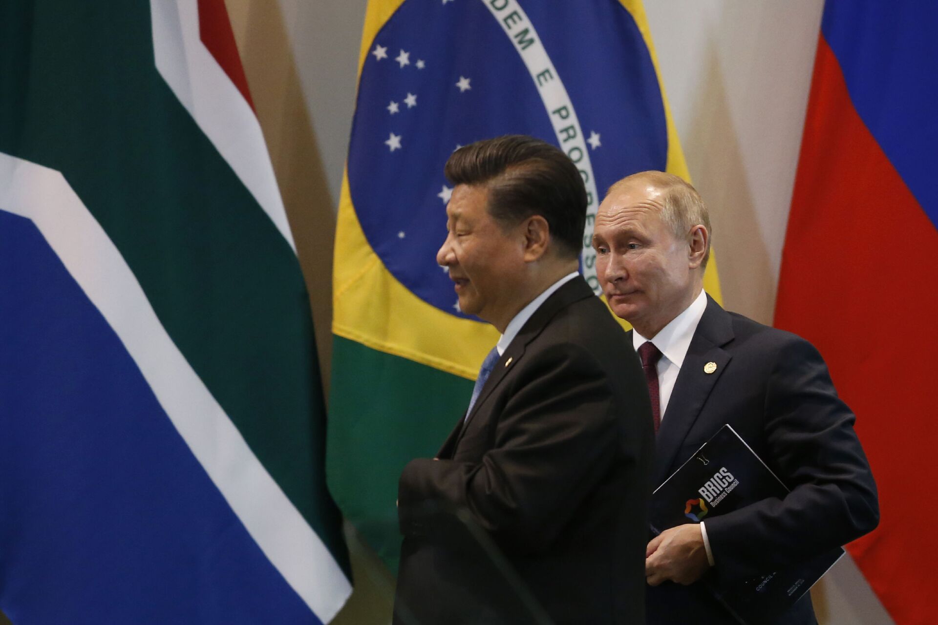 Presidentes da China, Xi Jinping (à esquerda), e da Rússia, Vladimir Putin, durante encontro do BRICS no Itamaraty. Brasília, Brasil, 14 de novembro de 2019 - Sputnik Brasil, 1920, 03.06.2022
