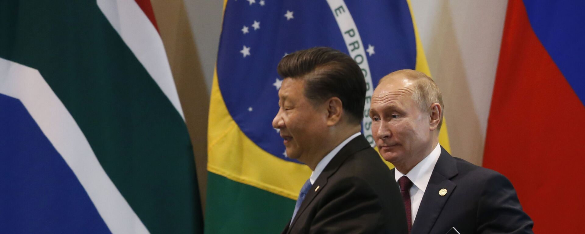 Presidentes da China, Xi Jinping (à esquerda), e da Rússia, Vladimir Putin, durante encontro do BRICS no Itamaraty. Brasília, Brasil, 14 de novembro de 2019 (foto de arquivo) - Sputnik Brasil, 1920, 26.12.2022