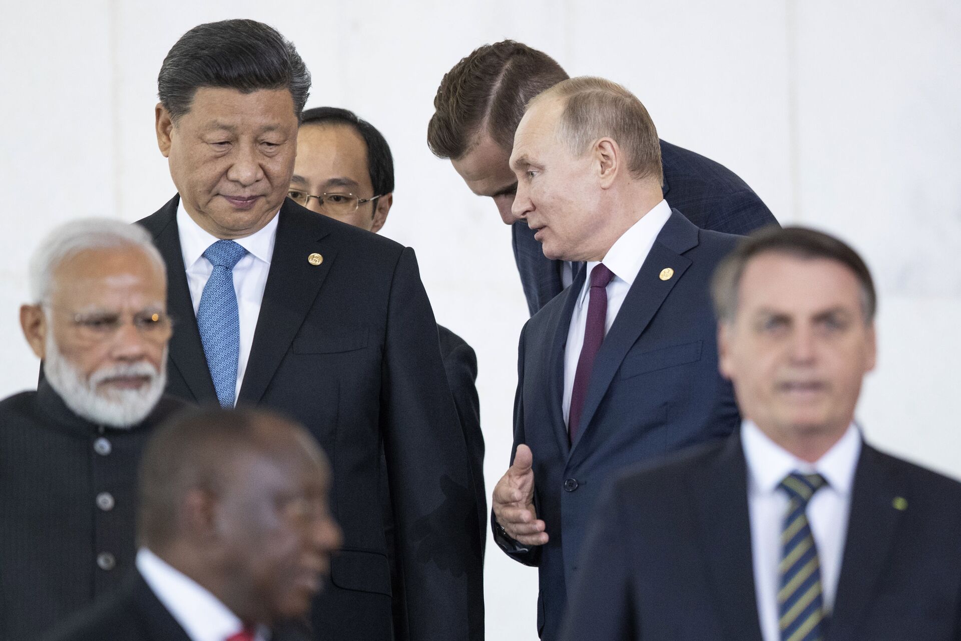 Presidentes da China, Xi Jinping, e da Rússia, Vladimir Putin, conversam com auxílio de intérpretes durante encontro dos líderes do BRICS no Itamaraty, em Brasília, 14 de novembro de 2019 (foto de arquivo) - Sputnik Brasil, 1920, 09.11.2021
