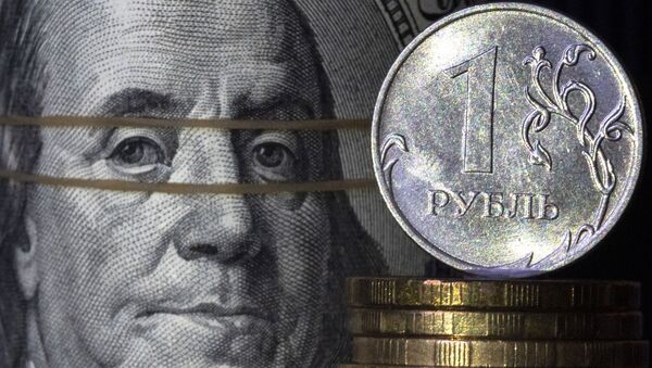 Nota de dólar fotografada ao lado de moeda de um rublo, 7 de abril de 2021  - Sputnik Brasil
