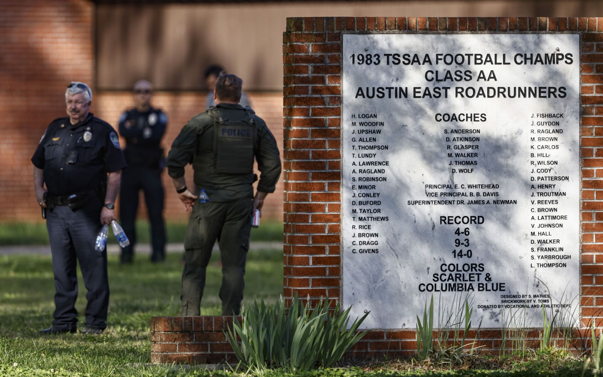 Polícia de Knoxville trabalha no local de um tiroteio na Austin-East Magnet High School, em 12 de abril de 2021 - Sputnik Brasil, 1920, 10.02.2022
