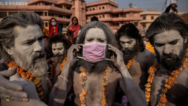 Homem usa máscara durante o festival hindu Kumbh Mela, em Haridwar, Índia, 12 de abril de 2021  - Sputnik Brasil