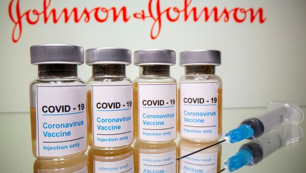 Frascos com vacina Johnson & Johnson contra o SARS-CoV-2 e uma seringa médica expostos em 31 de outubro de 2020 - Sputnik Brasil