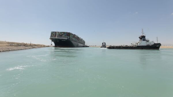 O navio cargueiro Ever Given foi desencalhado, abrindo passagem no canal de Suez; foto de 29 de março de 2021 - Sputnik Brasil
