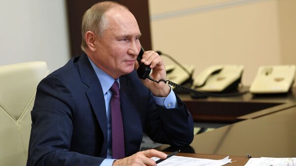 Presidente Vladimir Putin em uma ligação telefônica - Sputnik Brasil