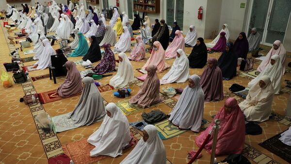 Mulheres muçulmanas oram no primeiro dia do mês sagrado de jejum do Ramadã, em meio à pandemia do coronavírus (COVID-19), em Kuala Lumpur, Malásia, 13 de abril de 2021 - Sputnik Brasil