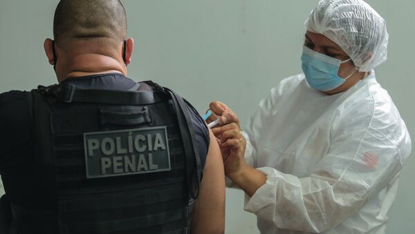 Pará aplica a primeira dose de vacina em agentes de segurança pública, em Belém, no dia 20 de março de 2021 - Sputnik Brasil