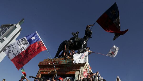 Em Santiago, no Chile, manifestantes realizam protesto contra o governo, em 9 de outubro de 2020 - Sputnik Brasil
