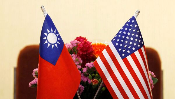 Bandeiras de Taiwan e dos EUA em Taipé, Taiwan, 27 de março de 2018 - Sputnik Brasil