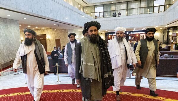 O mulá Abdul Ghani Baradar, vice-líder e negociador do Talibã, e outros membros da delegação participam da conferência de paz afegã em Moscou, Rússia, em 18 de março de 2021 - Sputnik Brasil