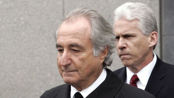 Ex-financista Bernie Madoff sai do tribunal federal em Manhattan, Nova York, EUA, em 10 de março de 2009 - Sputnik Brasil