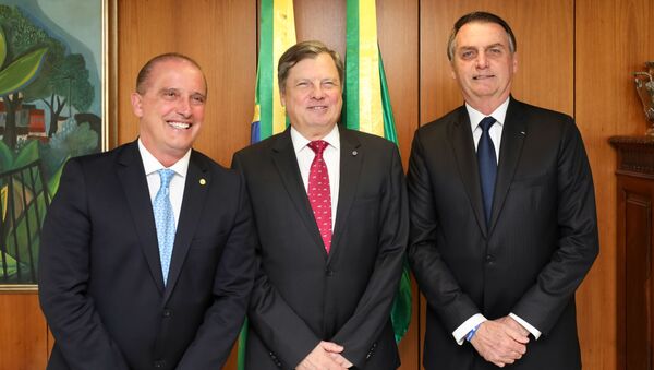 O deputado Onyx Lorenzoni, o embaixador Luís Fernando Serra, e o presidente da República, Jair Bolsonaro, em 25 de março de 2019 - Sputnik Brasil