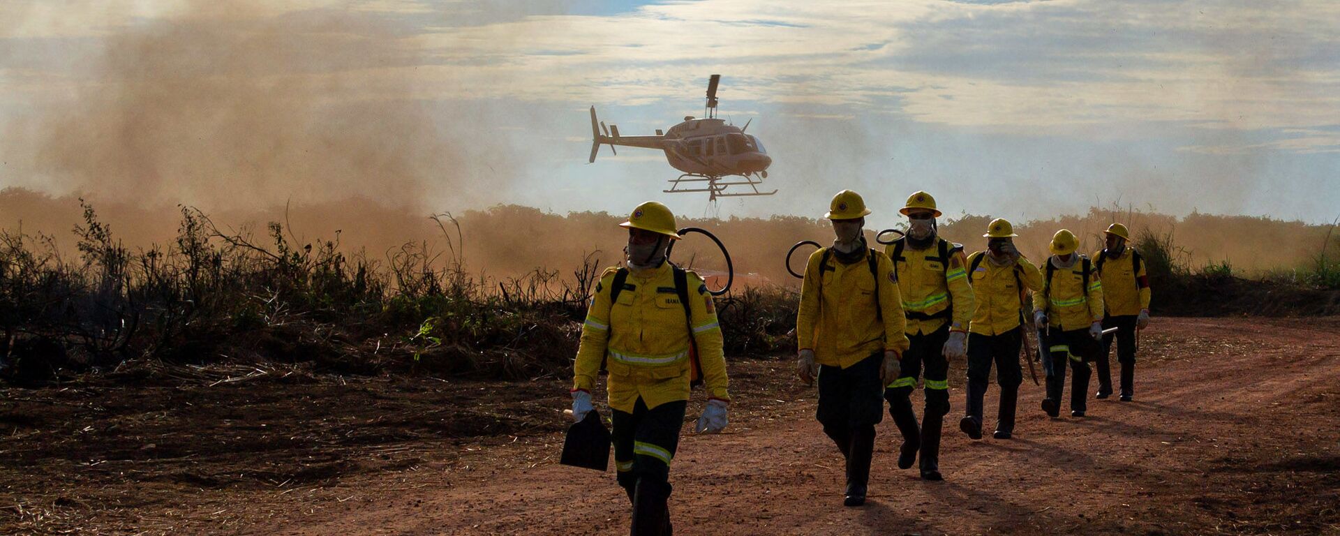 A presença de mais de mil brigadistas do Centro Nacional de Prevenção e Combate aos Incêndios Florestais (Prevfogo) do Ibama em campo neste ano contribuiu para grande redução no número de focos de calor na Amazônia legal em 2019; foto de 3 de outubro de 2019 - Sputnik Brasil, 1920, 13.10.2022
