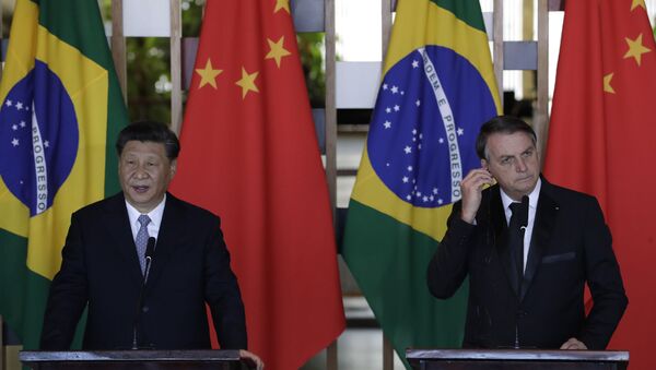 O presidente da China, Xi Jinping, à esquerda, fala durante declaração conjunta com o presidente do Brasil, Jair Bolsonaro, durante reunião bilateral paralela à 11ª edição da Cúpula do BRICS, no Palácio do Itamaraty, em Brasília, no Brasil, no dia 13 de novembro de 2019 - Sputnik Brasil