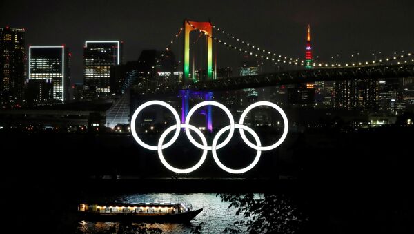 Em Tóquio, no Japão, cartões-postais da cidade são iluminados com as cores olímpicas para marcar o início da contagem regressiva de 100 dias para as Olimpíadas no Japão, em 14 de abril de 2021 - Sputnik Brasil