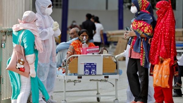 Em Ahmedabad, na Índia, uma paciente aguarda ser levada a um hospital em meio à pandemia da COVID-19, em 14 de abril de 2021 - Sputnik Brasil
