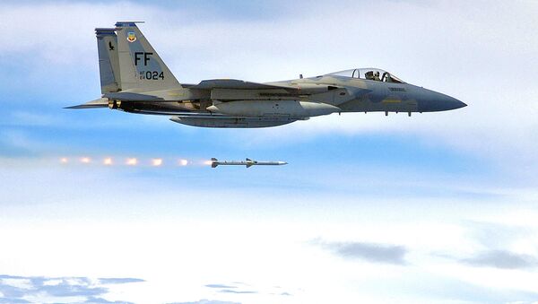 Caça F-15C Eagle da Força Aérea dos EUA disparando o míssil AIM-120 AMRAAM - Sputnik Brasil