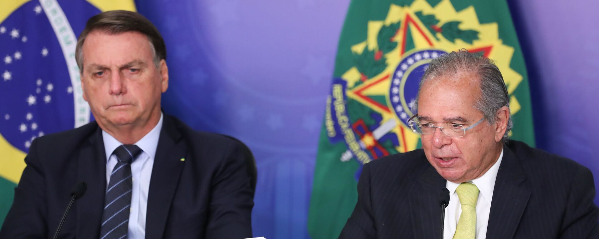 Presidente do Brasil, Jair Bolsonaro (à esquerda), e seu ministro da Economia, Paulo Guedes, em 26 de janeiro de 2021 - Sputnik Brasil, 1920, 08.10.2022