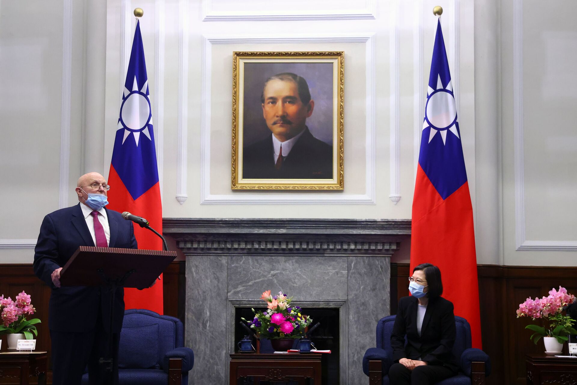 Richard Armitage, ex-subsecretário de Estado dos EUA, fala em reunião com Tsai Ing-wen, presidente de Taiwan, no escritório presidencial em Taipé, Taiwan, 15 de abril de 2021 - Sputnik Brasil, 1920, 09.11.2021