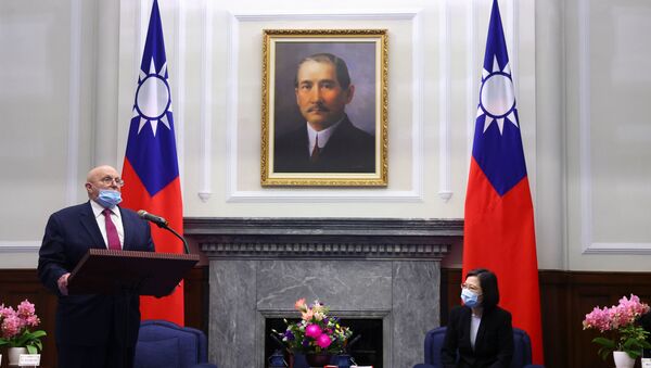 Former U.S. Deputy Secretary of State Richard Armitage speaks at a meeting with Taiwan President Tsai Ing-wen at the presidential office in Taipei, Taiwan April 15, 2021. - Sputnik Brasil