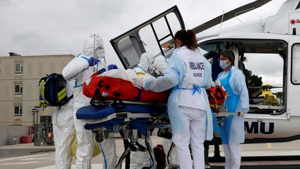 Equipe médica do hospital de Angers está se preparando para levar de maca um paciente infectado pela COVID-19 depois que foi transferido de helicóptero da região de Île-de-France, França, 15 de março de 2021 - Sputnik Brasil