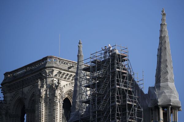 Operários sobre um andaime na catedral de Notre-Dame, enquanto os trabalhos de restauração continuam em Paris, França, 2021 - Sputnik Brasil
