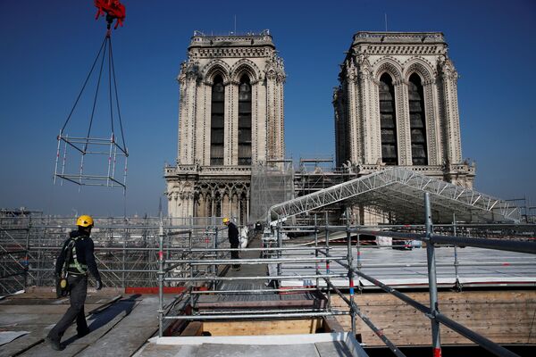 Vista para a reconstrução do telhado da catedral de Notre-Dame, Paris, França, 15 de abril de 2021 - Sputnik Brasil