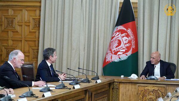 Presidente do Afeganistão Ashraf Ghani (à direita) em reunião com o secretário de Estado dos EUA Antony Blinken em Cabul, Afeganistão, 15 de abril de 2021 - Sputnik Brasil