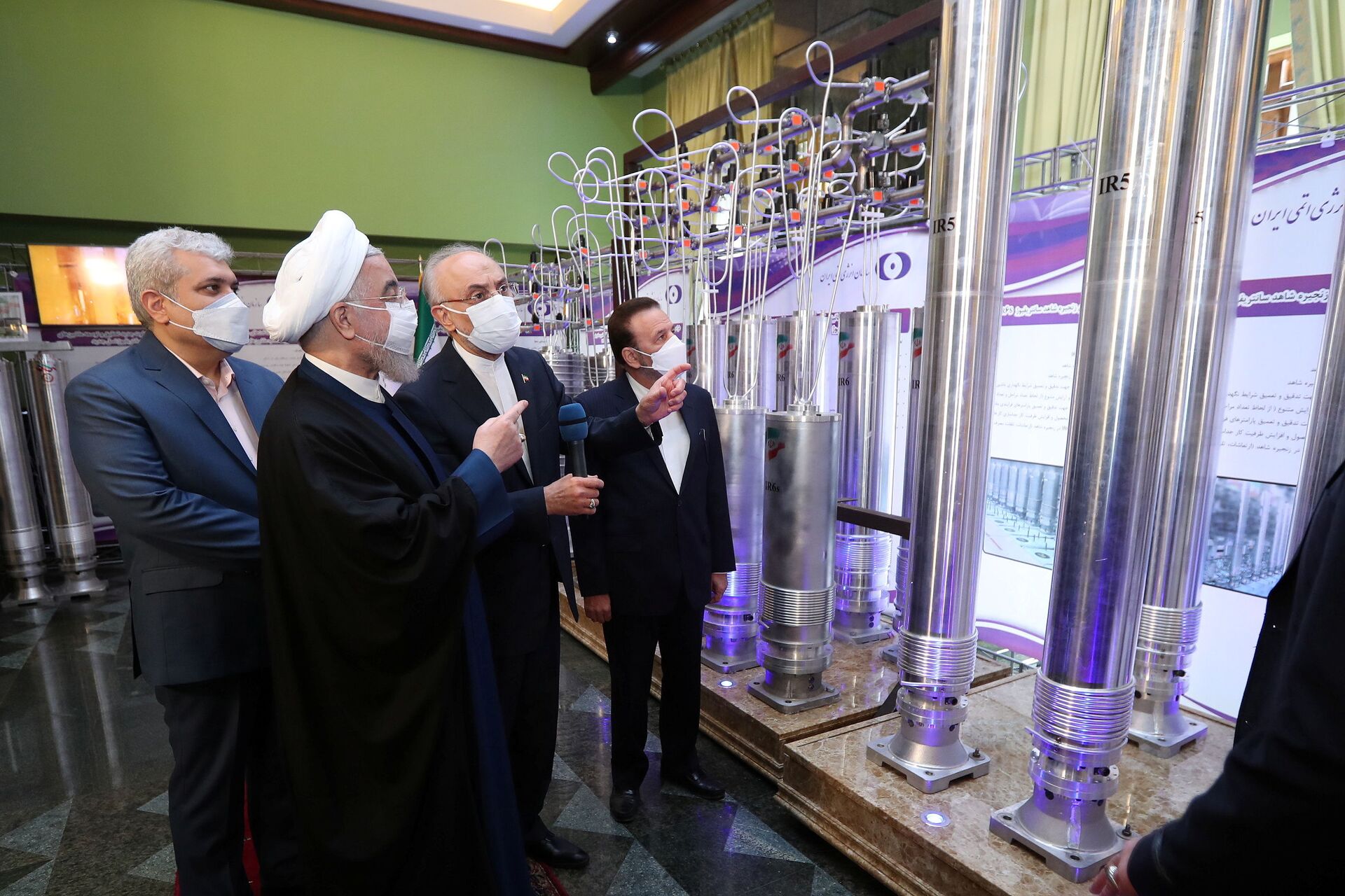 O presidente iraniano, Hassan Rouhani, analisa as novas conquistas nucleares do Irã durante o Dia Nacional da Energia Nuclear do Irã em Teerã, Irã, 10 de abril de 2021 - Sputnik Brasil, 1920, 03.12.2021