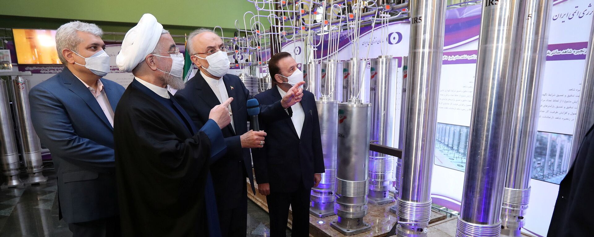 O presidente iraniano, Hassan Rouhani, analisa as novas conquistas nucleares do Irã durante o Dia Nacional da Energia Nuclear do Irã em Teerã, Irã, 10 de abril de 2021 - Sputnik Brasil, 1920, 24.12.2021