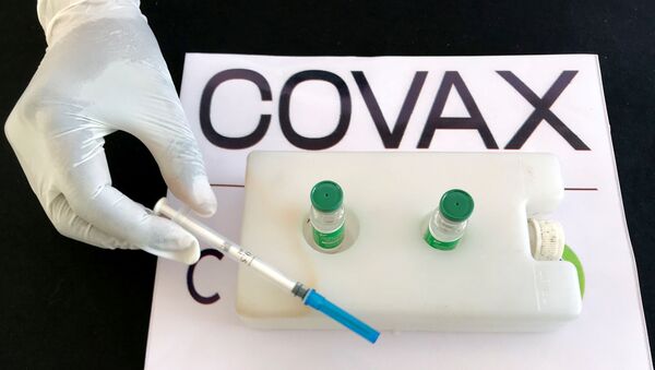 Uma enfermeira se prepara para administrar uma dose da vacina da AstraZeneca sob o esquema COVAX no Hospital Geral Eka Kotebe, em Addis Abeba, Etiópia, em 13 de março de 2021 - Sputnik Brasil
