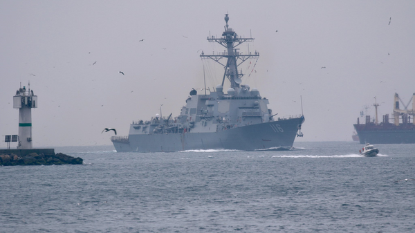 USS Thomas Hudner navega através do estreito de Bósforo - Sputnik Brasil