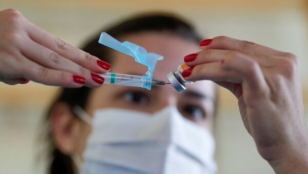 Agente de Saúde prepara uma dose de vacina, em Brasília, no Brasil, no dia 29 de março de 2021 - Sputnik Brasil