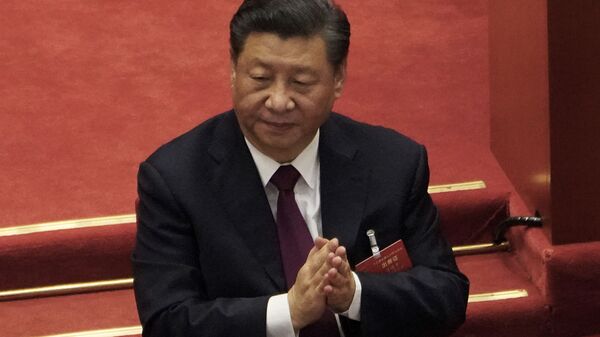 O presidente da China, Xi Jinping, aplaude a sessão de encerramento do Congresso Nacional do Povo - Sputnik Brasil