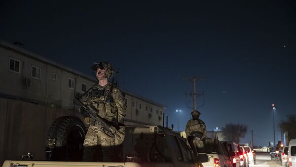Soldados de guarda armados na comitiva de Donald Trump, presidente dos EUA, durante visita surpresa ao Aeródromo de Bagram, Afeganistão, 28 de novembro de 2019 - Sputnik Brasil