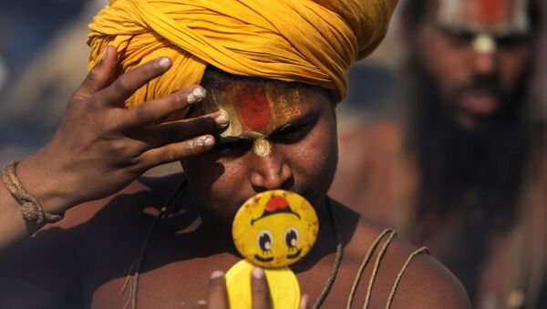 Indiano se prepara para ritual religioso à beira do rio Ganges, em Haridwar, Índia, 13 de abril de 2021  - Sputnik Brasil