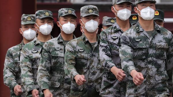 Soldados do Exército de Libertação Popular (ELP) usando máscaras para se proteger contra a propagação do novo coronavírus marcham durante uma sessão plenária do Congresso Nacional do Povo Chinês (NPC) no Grande Salão do Povo em Pequim, maio 25, 2020.  - Sputnik Brasil